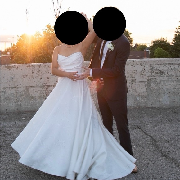 Lea-Ann Belter Wedding Dress with Veil - Picture 2 of 5